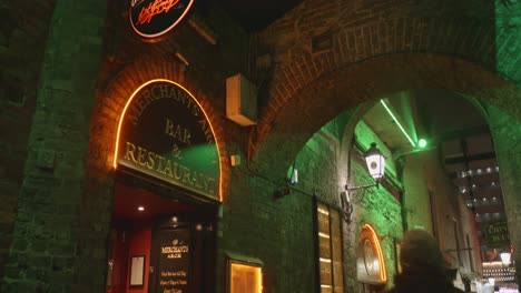 Guinness-Sign-On-Merchants-Arch-Leading-To-Temple-Bar-Street-In-Dublin,-Ireland