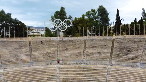 Menschen-Im-Panathinaiko-Stadion-Mit-Olympischen-Ringen