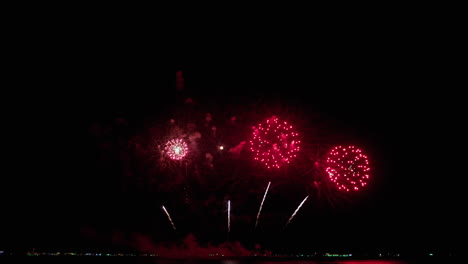 Nachthimmel-An-Einem-Strand-Voller-Bunter,-Heller-Lichter-Für-Eine-Pyrotechnik-Vorführung-Bei-Einem-Internationalen-Feuerwerksfestival-In-Südostasien