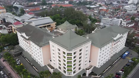Drohnenaufnahme-Des-Melia-Purosani-Hotels-Yogyakarta