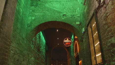 Well-known-Merchants-Arch-At-Night-In-Dublin,-Ireland
