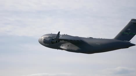 C-17-Militärfrachtflugzeug-Fliegt-Mit-Hellem-Himmelshintergrund