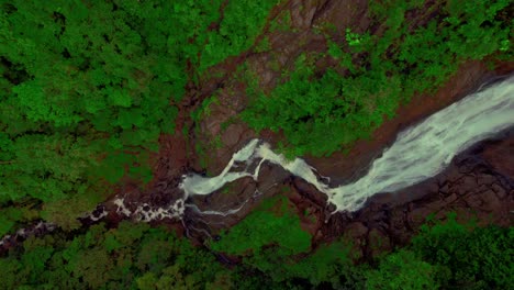Steep-water-stream-along-the-cliffs-at-Bijagual-waterfall,-Costa-Rica