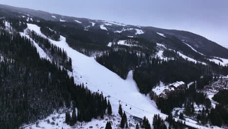Filmische-Colorado-Skipisten,-Gondel-Skilifte,-Luftbild,-Drohne,-Bewölkt,-Verschneit,-Winter,-Dezember,-Weihnachten,-Keystone-Skigebiet,-Episch,-Lokaler-Pass,-Eingang,-Felsiger-Berg,-Breckenridge,-Vail,-Kreis-Rechts