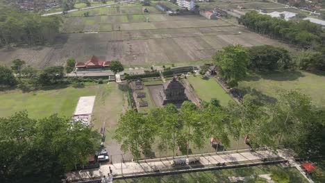 Wunderschöne-Luftaufnahme-Des-Banyunibo-Tempels,-Eines-Buddhistischen-Tempels-Unweit-Des-Ratu-Boko-Tempels-Und-Des-Prambanan-Tempels