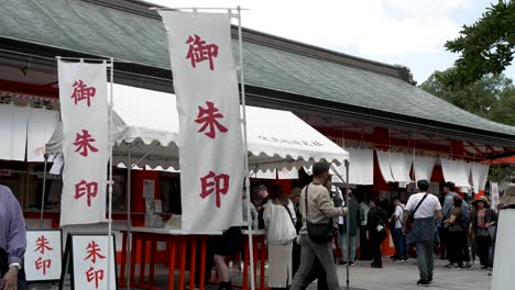 Touristen-Besuchen-Fushimi-Inari-Taisha-Buddhistischer-Schrein,-Tempel,-Asiatisches-Wahrzeichen