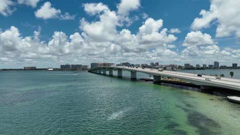 Dorn-Blick-Auf-Die-Brücke-über-Die-Bucht-Von-Tampa