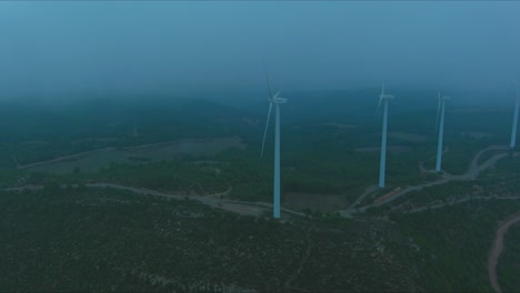 Luftaufnahme-Der-Grevalosa-Windmühlen,-Die-An-Dunstigen-Tagen-Und-Schlechten-Lichtverhältnissen-Arbeiten