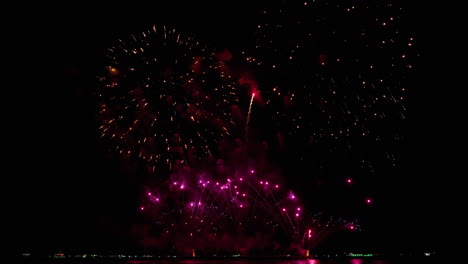 Explodierende,-Synchronisierte,-Farbenfrohe,-Helle-Lichter-Am-Strand-Eines-Feuerwerksfestivals-In-Einem-Berühmten-Touristenziel-In-Südostasien