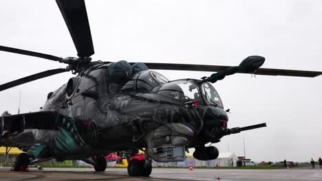 Helicóptero-De-Ataque-Mil-Mi-24-Estacionado-Con-Minigun-En-Frente,-Exhibición-Aérea-De-Aviación