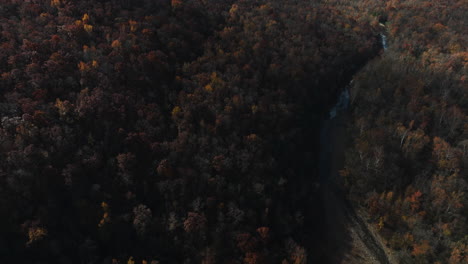 Herbstfarben-In-Den-Wäldern-Mit-Lee-Creek-In-Arkansas,-USA
