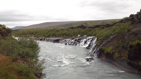 Hraunfossar-Wasserfall-In-Westisland,-Europa---Profilansicht
