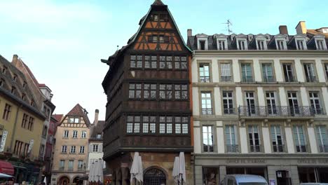 La-Maison-Kammerzell-Es-Uno-De-Los-Edificios-Más-Famosos-De-Estrasburgo,-Francia,-Y-Uno-De-Los-Edificios-De-Viviendas-Civiles-Medievales-Más-Ornamentados-Y-Mejor-Conservados.
