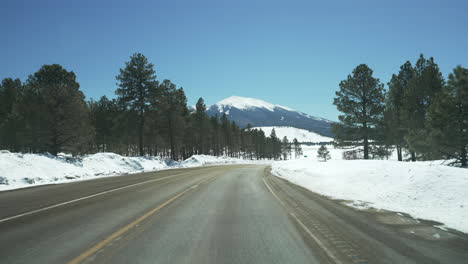 Conduciendo-Por-Las-Montañas-Cubiertas-De-Nieve-Y-El-Bosque-En-Una-Hermosa-Tarde