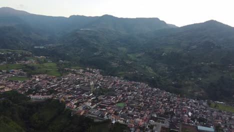Vista-Aérea-Del-Jardín-Del-Pueblo-De-Montaña-En-Los-Andes-Del-Norte-De-Colombia.