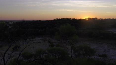 Sunrise-over-hills-in-the-Australian-outback-near-Winton,-Queensland