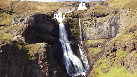 Schöne-Aussicht-Auf-Den-Rjúkandi-Wasserfall-Im-Tal-Von-Jökuldalur---Island
