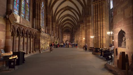 Lange-Korridore-Der-Kathedrale-Unserer-Lieben-Frau-Von-Straßburg