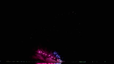 Los-Fuegos-Artificiales-De-La-Víspera-De-Año-Nuevo-Exhiben-Un-Bucle-De-Celebración-Sin-Costuras-De-Fondo-De-Fuegos-Artificiales-Reales-Con-Un-Gran-Espectáculo-De-Fuegos-Artificiales-Brillantes-Multicolores-Abstractos-Con-Luces-Bokeh-En-El-Cielo-Nocturno