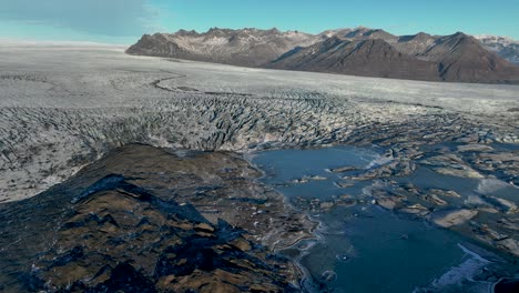 Vista-Aérea-Del-Glaciar-Haoldukvisl-Con-Vistas-A-Las-Montañas-En-El-Sur-De-Islandia.