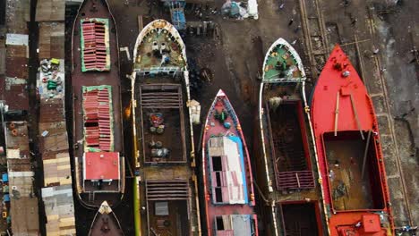 Fischerboote-In-Einem-Kleinen-Hafen-In-Bangladesch-In-Der-Reparaturwerft
