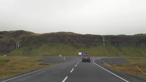 POV-Conduciendo-Un-Coche-Por-La-Carretera-De-Circunvalación-Hacia-La-Cascada-De-Seljalandsfoss-Mientras-Pasaba-Una-Manada-De-Caballos-Salvajes---Islandia
