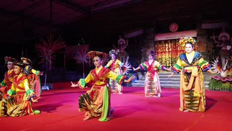Tänzerinnen-Führen-Die-Choreografie-Des-Traditionellen-Kunstfestivals-Yapong-In-Jakarta,-Indonesien-Auf
