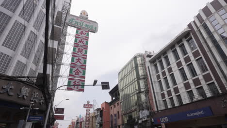 Calles-Muy-Transitadas-Con-Tráfico-En-Chinatown-En-Bangkok,-Tailandia.