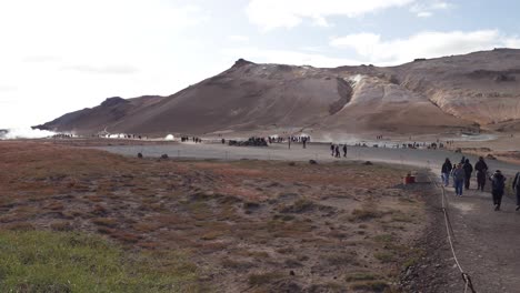 Gente-Explorando-El-área-Geotérmica-De-Namafjall-Hverir-En-Islandia.