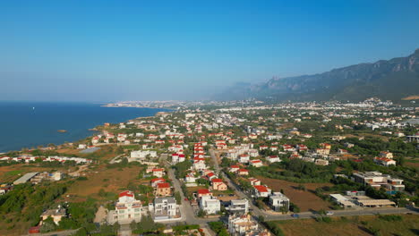 Ciudad-Soleada-En-La-Costa-Del-Mar-Mediterráneo