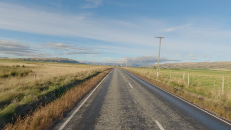 Recorrido-Panorámico-Por-Una-Carretera-Rural-Recta-En-El-Sur-De-Otago,-Nueva-Zelanda