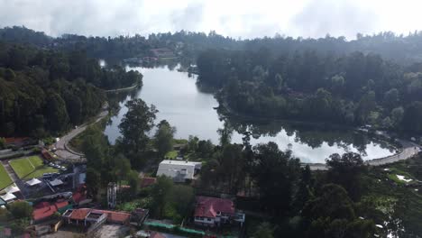 Panoramic-drone-view-of-Kodaikanal-Lake-and-the-surrounding-Kodaikanal-town,-Tamil-Nadu,-India