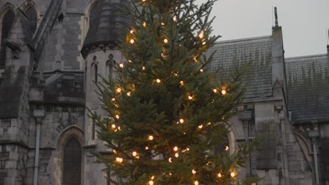 Nahaufnahme-Von-Baumschmuck-Während-Der-Weihnachtszeit-In-Der-Christ-Church-Cathedral-In-Dublin,-Irland