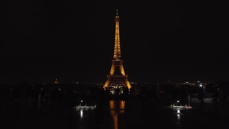 Rayas-De-Luz-Brillan-Desde-La-Cima-De-La-Torre-Eiffel-Por-La-Noche-En-La-Place-Du-Trocadero