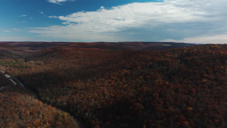 Blick-Auf-Herbstliche-Wälder-In-Der-Nähe-Des-Lee-Creek-River-In-Der-Nähe-Von-West-Fork-Im-Washington-County,-Arkansas,-USA
