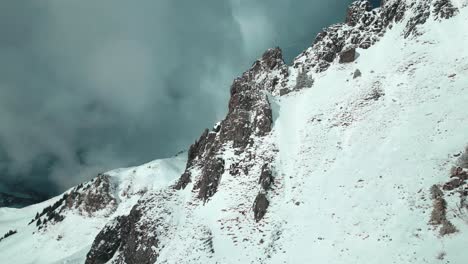 Luftdrohnenaufnahme,-Die-An-Einem-Kalten-Wintertag-Horizontal-Entlang-Des-Schneebedeckten-Berghangs-In-Engelberg-Brunni-Bahnen-Entlang-Der-Schweizer-Alpen-In-Der-Schweiz-Fliegt