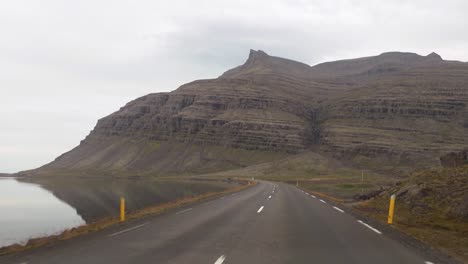 POV-Fahrt-Auf-Der-Isländischen-Ringstraße-Mit-Atemberaubendem-Landschaftsblick-An-Einem-Bewölkten-Tag---Island