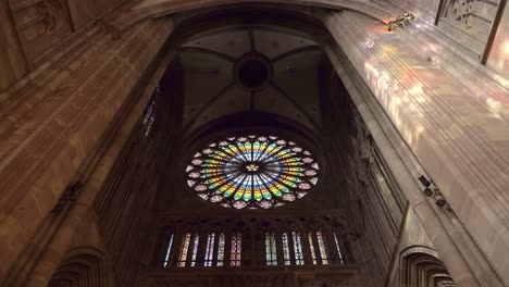 Die-Kathedrale-Unserer-Lieben-Frau-Von-Straßburg-Verfügt-über-Bemerkenswerte-Buntglasfenster,-Darunter-Das-Prächtige-Rosettenfenster-Mit-Einem-Durchmesser-Von-14-Metern