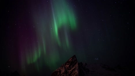 Dramatic-Northern-lights-in-the-sky-of-the-Lofoten-Islands-in-Norway