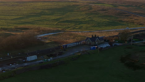 Aufnahme-Einer-Drohnenaufnahme-Eines-Zuges-Am-Bahnhof-Ribblehead-In-Yorkshire
