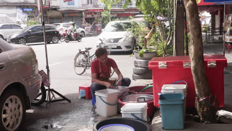 Persona-Que-Prepara-Comida-Callejera-En-Las-Calles-De-Chinatown-En-Bangkok,-Tailandia