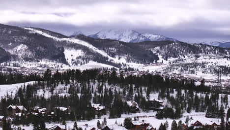 Filmische-Colorado-Luftdrohne-Winter-Dezember-Weihnachten-Gipfel-Cove-Keystone-Skigebiet-Episch-örtlicher-Pass-Eingang-Rocky-Mountains-I70-Breckenridge-Vail-Summit-County-Hochland-Rückwärts-Leben