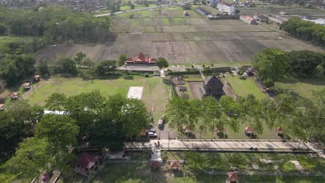 Wunderschöne-Luftaufnahme-Des-Banyunibo-Tempels,-Eines-Buddhistischen-Tempels-Unweit-Des-Ratu-Boko-Tempels-Und-Des-Prambanan-Tempels