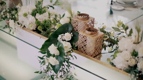Elegantes-Blumenarrangement-Für-Den-Hochzeitstisch