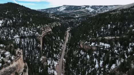 Eine-Straße-In-Hoch-Aufragenden-Cedar-Canyons-Im-Winter-In-Utah,-USA