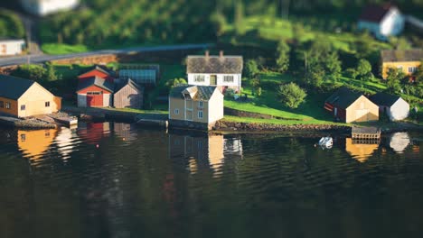 Miniaturisierte-Hütten-Und-Bootshäuser-Am-Ufer-Des-Hardangerfjords
