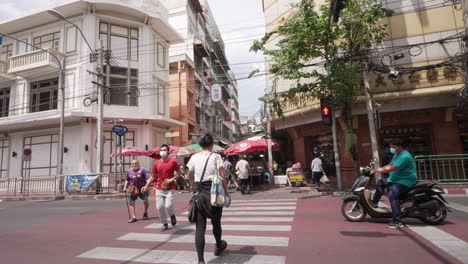 Gente-Cruzando-La-Calle-En-Chinatown-En-Bangkok,-Tailandia