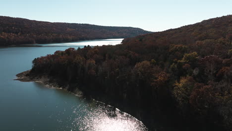 Glitzerndes-Wasser-Mit-Herbstbäumen-Im-Lake-Fort-Smith-State-Park-Im-Crawford-County,-Arkansas,-USA