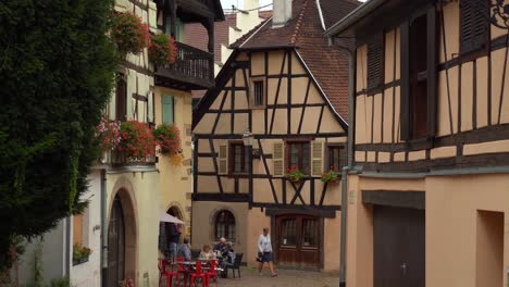 Eguisheim-Está-Lleno-De-Coloridas-Casas-Con-Entramado-De-Madera-Y-Restaurantes-En-Callejones-Estrechos