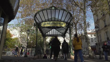 Entrada-Del-Metro-Metropolitano-En-El-Distrito-De-Montmartre-En-París-A-Principios-De-Otoño